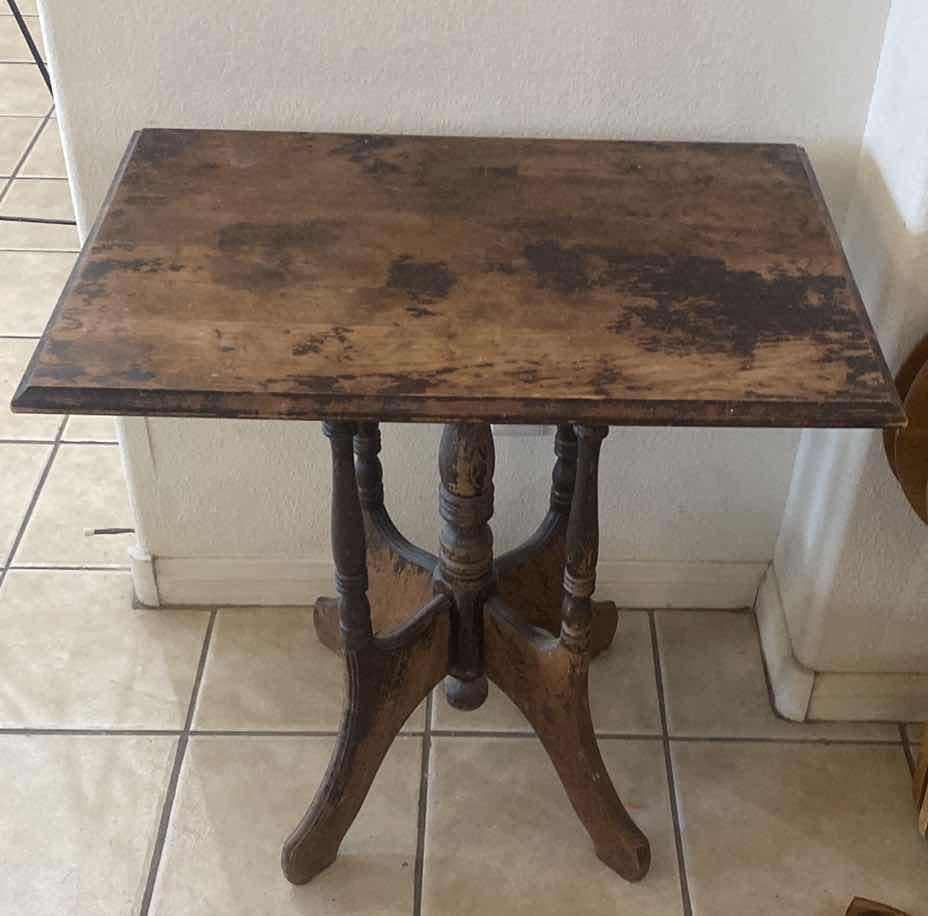 ANTIQUE TABLE 28 IN x 20 IN X H 27.5 IN