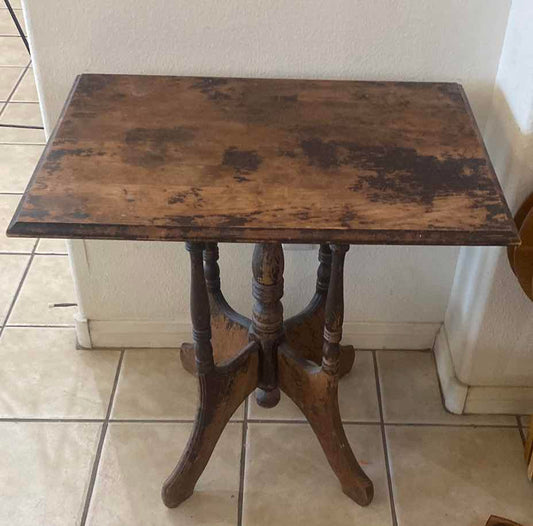 ANTIQUE TABLE 28 IN x 20 IN X H 27.5 IN